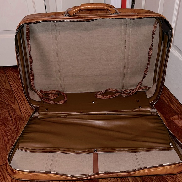 Vintage 60s-70s Brown Leather Carry All Suitcase (can bundle with smaller one) - Picture 8 of 14